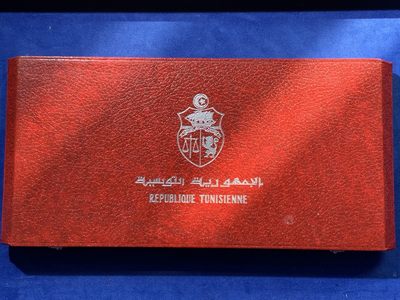 《竞宝斋》第238场-周日，周一，周二，周三 疯狂4连拍 (全场包邮) - 大红盒 突尼斯1969年10枚1第纳尔精制大银币套装 疯涨的品种