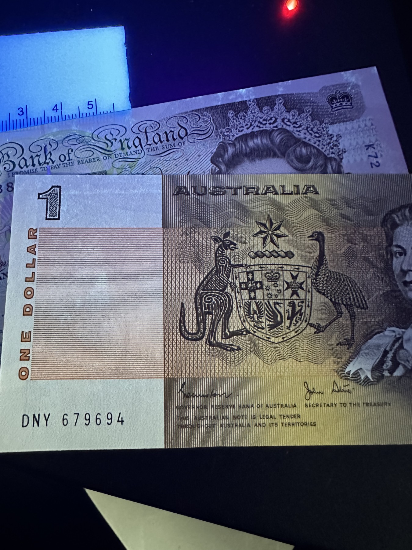 《外钞收藏家》第三百三十五期（连拍第二场） 澳大利亚和英国三张一起 UNC-都有点瑕疵