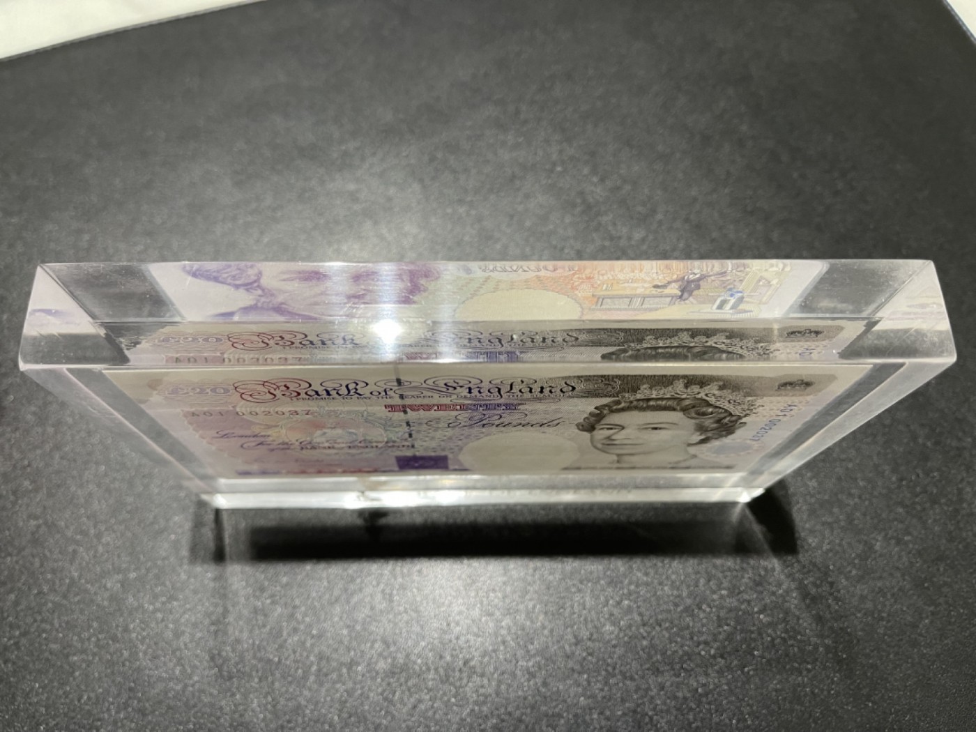 《粤典集藏》精品收藏第三十一期 英国E序列20英镑，A01首发千位号，银行原装水晶摆件