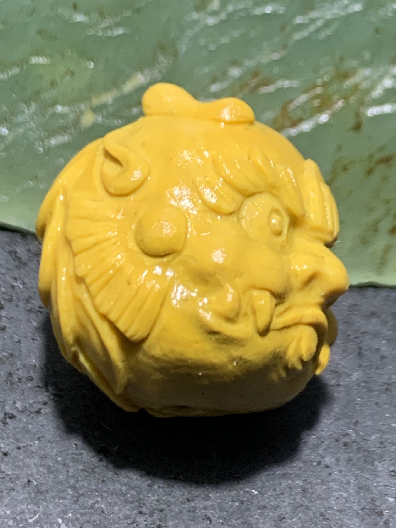 精美戈壁鸡油黄彩玉雕刻瑞兽珠一个