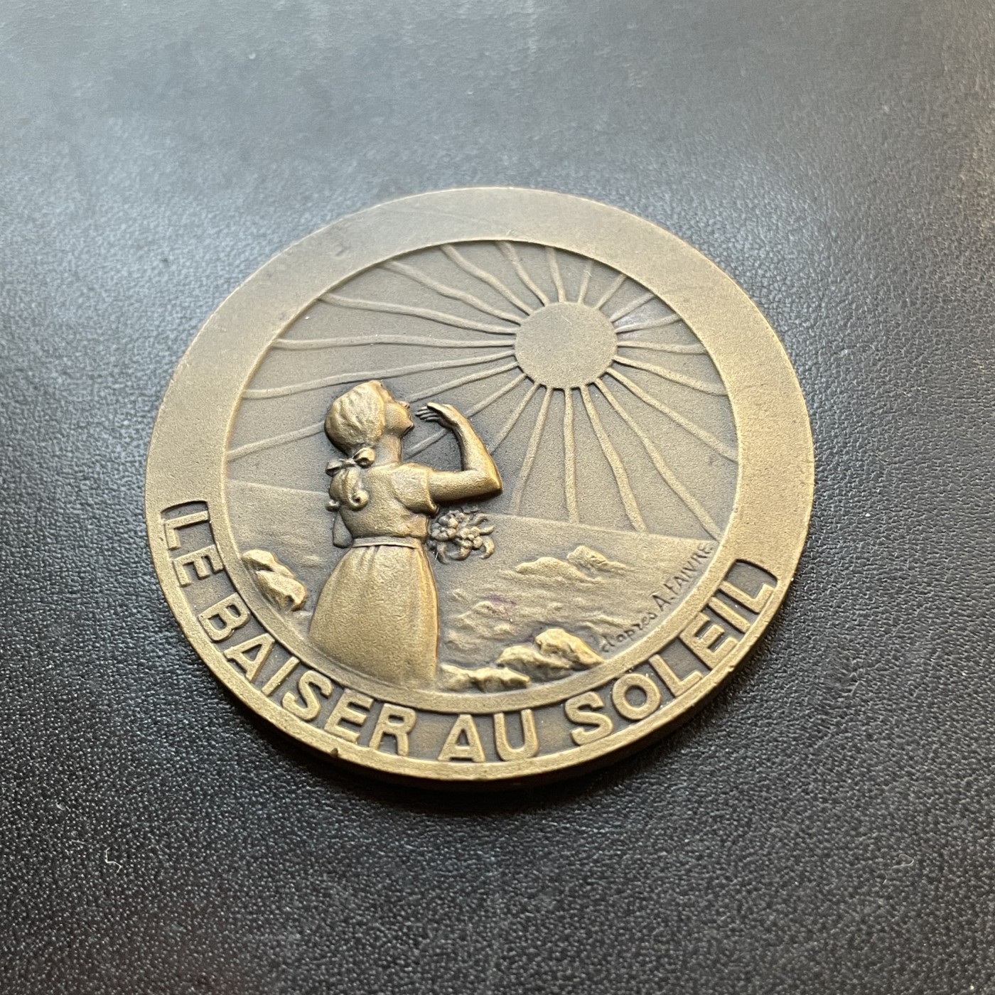 「木头集藏」章牌专场-第37期 法国“太阳之吻”铜章  直径：49mm，52g，边铭：方形厂标 BRONZE