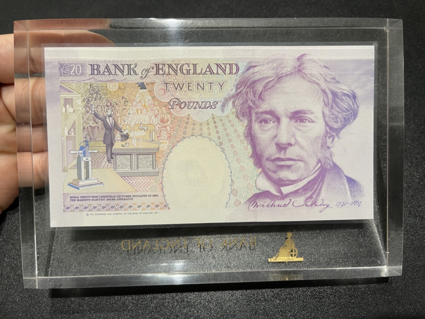 《粤典集藏》精品收藏第三十一期 英国E序列20英镑，A01首发千位号，银行原装水晶摆件