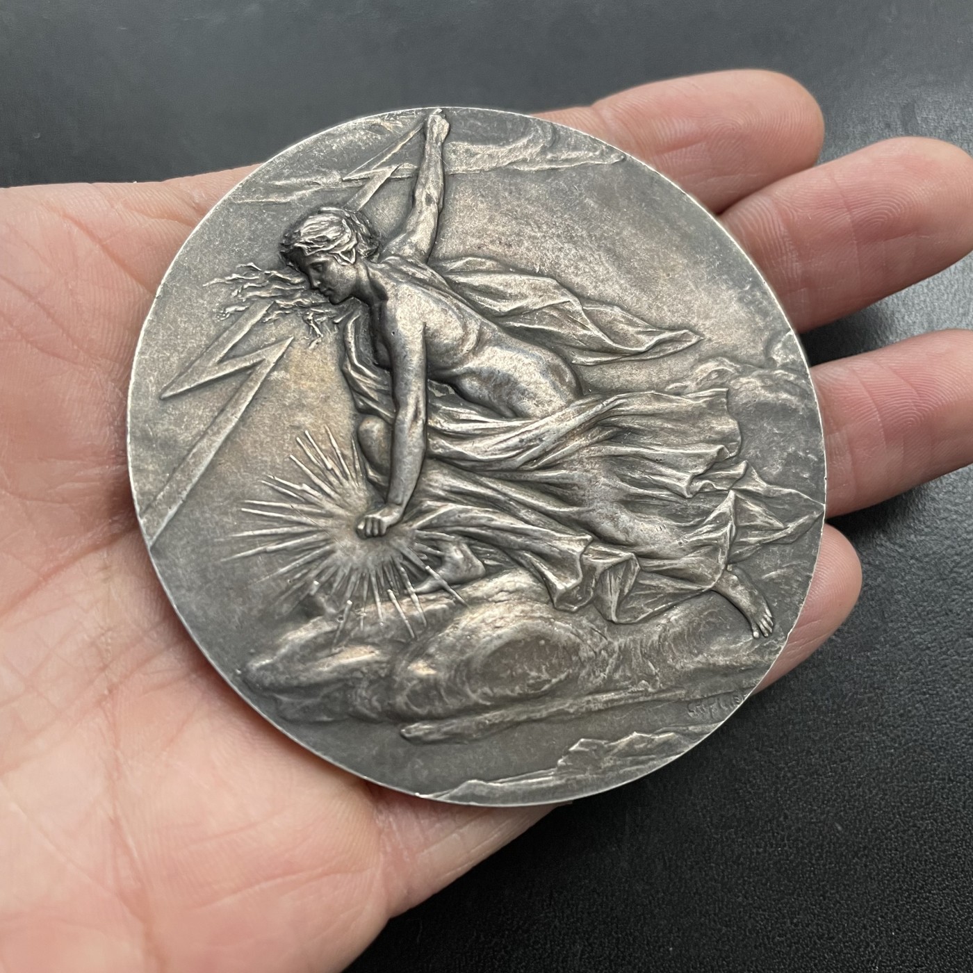 「木头集藏」章牌专场-第37期 CH.Pillet～法国电力女神大银章  直径：68mm，108.8g ，边铭：丰饶角 2 ARGENT