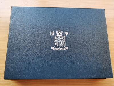 道一币馆币章第三十二场 （春节期间发货不便 可和33场一起或初九发） - 原盒证 英国1999年精制套币九枚套+纪念章