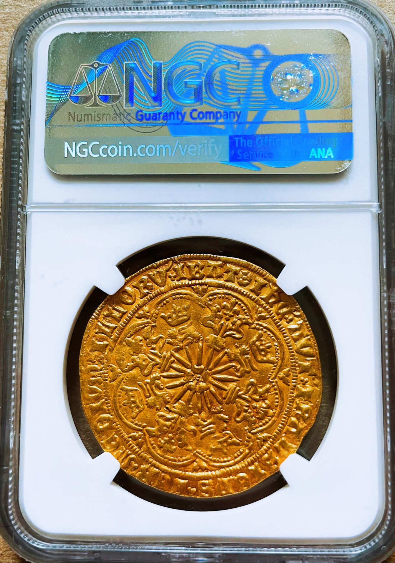 【Blue Auction】✨世界纸币精拍第427期【精】    【著名的Sincona集藏 盒子非常漂亮 稀少版本 冠军分仅AU53】英国 1464-65年 约克王朝首位国王爱德华四世 皇家玫瑰金币（Rose Noble）克重非常足 仅有非主图空白处当时“test cut”导致NGC AUD的评分 画面打制完整居中 观赏性非常好 在当时属于顶级设计 英国货币史上里程碑的品种 非常值得收藏 拍卖价格猛涨品种 好品动辄几十万一枚