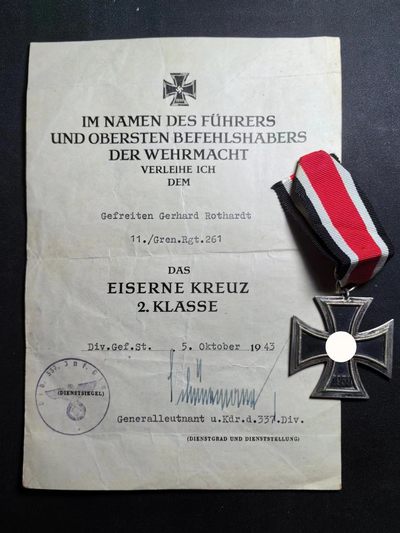 盛世勋华——号角文化勋章邮票专场拍卖第164期 - 德国（1939）二级铁十字勋章 带1944年实发证书 授予337步兵师261掷弹兵团11连 二等兵 格哈德 罗特哈德，骑士铁十字获得者奥托 舒讷曼中将亲签，他是 第339位橡叶骑士铁十字获得者，1944年6月任39装甲军军长，就任第二天阵亡（巴格拉季昂战役开始）
