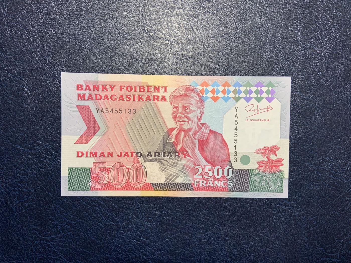收藏联盟Quantum Auction 第321期拍卖  马达加斯加1993年2500法郎=500里亚尔 品相全新UNC 初版首签名