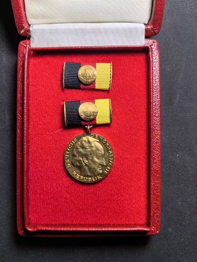 盛世勋华——号角文化勋章邮票专场拍卖第164期 - 东德国家奖金 歌德奖金 高级国家勋赏 非常罕见 带原盒和勋略