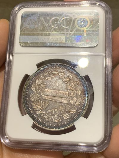 《竞宝斋》第239场-周日，周一 年终拍场 (全场包邮) NGC-MS62 1831S 德意志萨克森邦国新宪法纪念泰勒银币 浓厚黑包浆 背面的宪法卷轴 环五彩转光 美轮美奂 不可错过