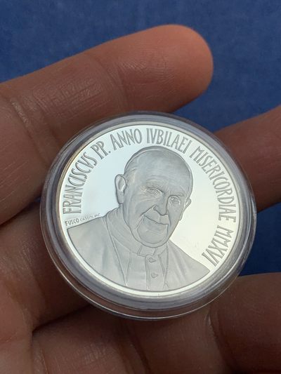 《竞宝斋》第239场-周日，周一 年终拍场 (全场包邮) 梵蒂冈2016年-教宗本笃十六世（天使降临）精制纪念币-5欧（发行量5500枚） 盒证齐全 18g 32mm 925银