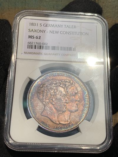 《竞宝斋》第239场-周日，周一 年终拍场 (全场包邮) NGC-MS62 1831S 德意志萨克森邦国新宪法纪念泰勒银币 浓厚黑包浆 背面的宪法卷轴 环五彩转光 美轮美奂 不可错过