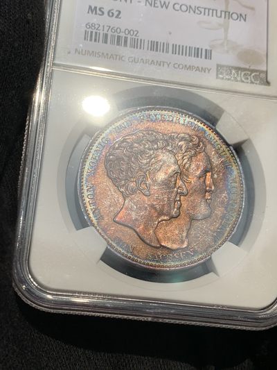 《竞宝斋》第239场-周日，周一 年终拍场 (全场包邮) NGC-MS62 1831S 德意志萨克森邦国新宪法纪念泰勒银币 浓厚黑包浆 背面的宪法卷轴 环五彩转光 美轮美奂 不可错过