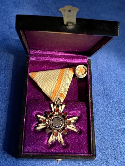 《竞宝斋》第239场-周日，周一 年终拍场 (全场包邮) 日本勋六等瑞宝章一枚，银制，原盒漂亮，整体完整，细节见图