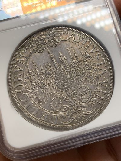 《竞宝斋》第239场-周日，周一 年终拍场 (全场包邮) NGC MS62 德国德意志奥格斯堡1642年城市景观泰勒银币 持续上涨的品种！