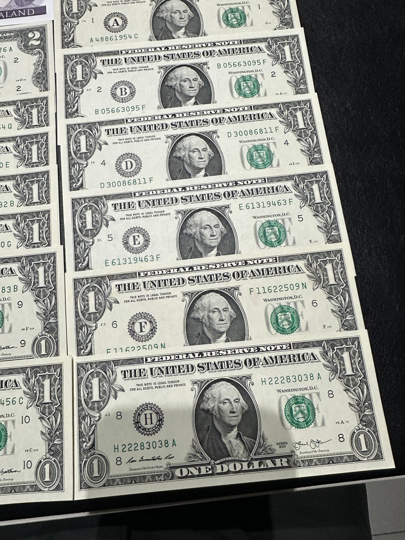 《外钞收藏家》第三百三十六期 新西兰两张+1美元12局+另外3张美元 一共17张 2美元有折 有几个有潮 其他全新