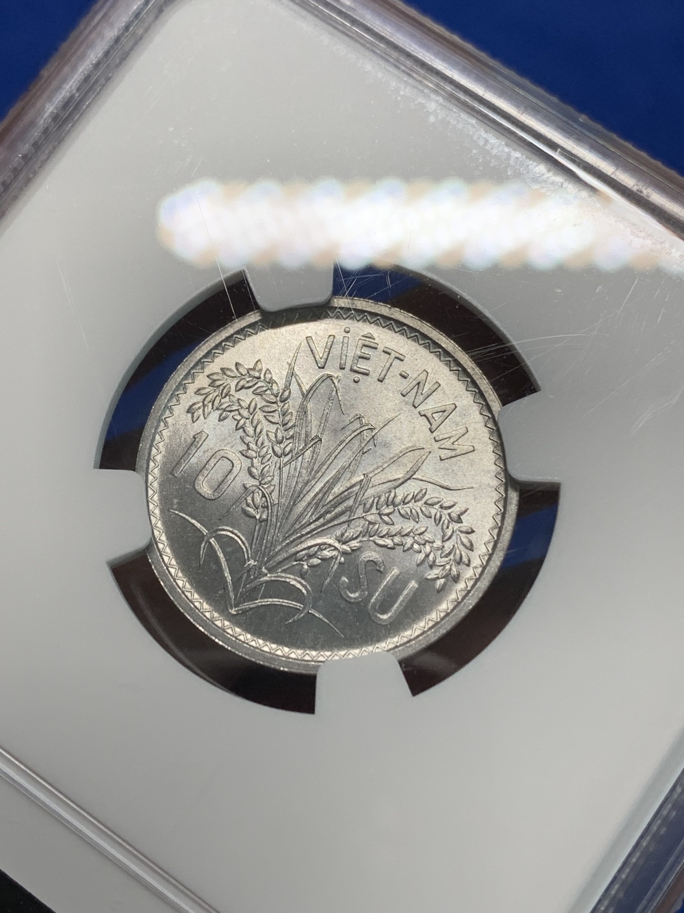 《竞宝斋》第240场-周日，周一 年终尾场 (全场包邮) NGC MS66 越南1953年三姐妹10苏，狂野高分可收藏！