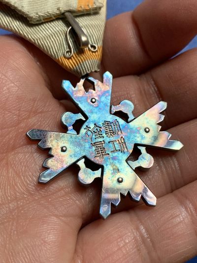 《竞宝斋》第239场-周日，周一 年终拍场 (全场包邮) 日本勋六等瑞宝章一枚，银制，原盒漂亮，整体完整，细节见图