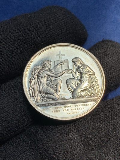 《竞宝斋》第239场-周日，周一 年终拍场 (全场包邮) 法国结婚纪念银章 直径：31.7毫米  重量：14.2克 边铭：手指+银标