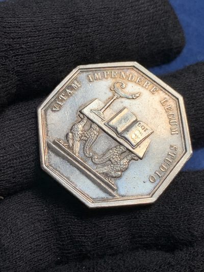 《竞宝斋》第239场-周日，周一 年终拍场 (全场包邮) 法国巴黎上诉法院八角银质代币，早期无边铭，14.8克