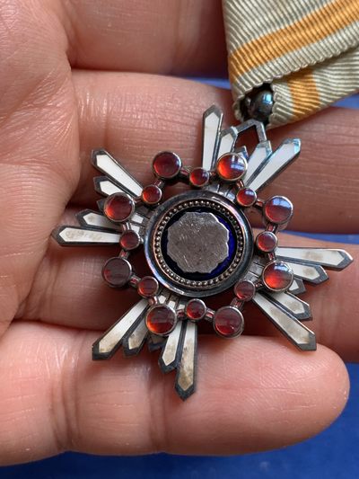 《竞宝斋》第239场-周日，周一 年终拍场 (全场包邮) 日本勋六等瑞宝章一枚，银制，原盒漂亮，整体完整，细节见图