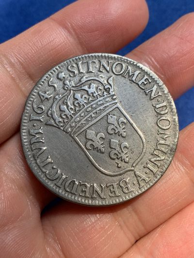 《竞宝斋》第239场-周日，周一 年终拍场 (全场包邮) 法国路易十四1645年孩版埃居大银 通体黑包浆 打制深邃 细节见图 21.43克 有偷银