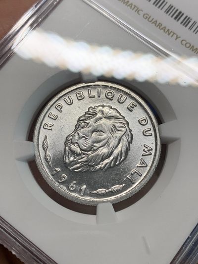 《竞宝斋》第239场-周日，周一 年终拍场 (全场包邮) NGC MS65 马里1961年狮头25法郎，分炫目好光高分可藏！