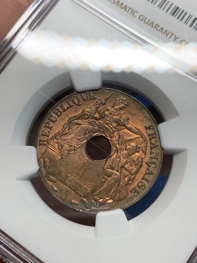 《竞宝斋》第239场-周日，周一 年终拍场 (全场包邮) NGC MS63RB 1938年 法属印度支那半岛 百分之一 中孔铜币 经典带汉字品种