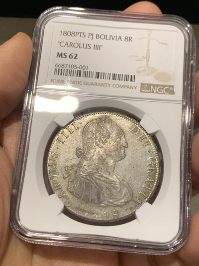 《竞宝斋》第239场-周日，周一 年终拍场 (全场包邮) NGC-MS62 玻利维亚 1808年 卡洛斯四世 8里亚尔银币 灰色五彩包浆 压力十足 底板PL感 状态非常好