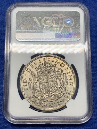 《竞宝斋》第239场-周日，周一 年终拍场 (全场包邮) NGC-MS63 1937年英国乔治六世登基1克朗纪念银币，原汁原味双面淡彩包浆，包浆醇厚，打制精美，状态非常好。