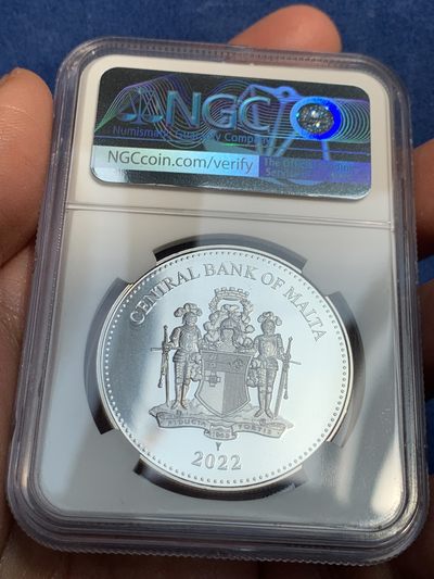 《竞宝斋》第239场-周日，周一 年终拍场 (全场包邮) 首期NGC-PF70 马耳他发行的伊丽莎白登基70周年铂金禧纪念银币-10欧（发行量2000枚） 盒证齐全 28.28g 38.61mm 925银