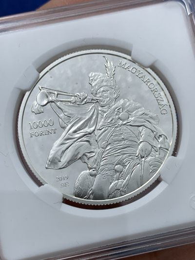 《竞宝斋》第239场-周日，周一 年终拍场 (全场包邮) 匈牙利2019年吉拉.本克苏尔油画《重夺布达城堡》与《在醇厚之中》作品10000福林精制币（发行量5000枚） 24克 37mm 925银