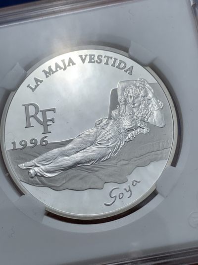 《竞宝斋》第239场-周日，周一 年终拍场 (全场包邮) 法国1996年-卢浮宫珍藏-戈雅《穿衣的玛哈》10法郎精制币（发行13800枚） 22.2g 37mm 900银