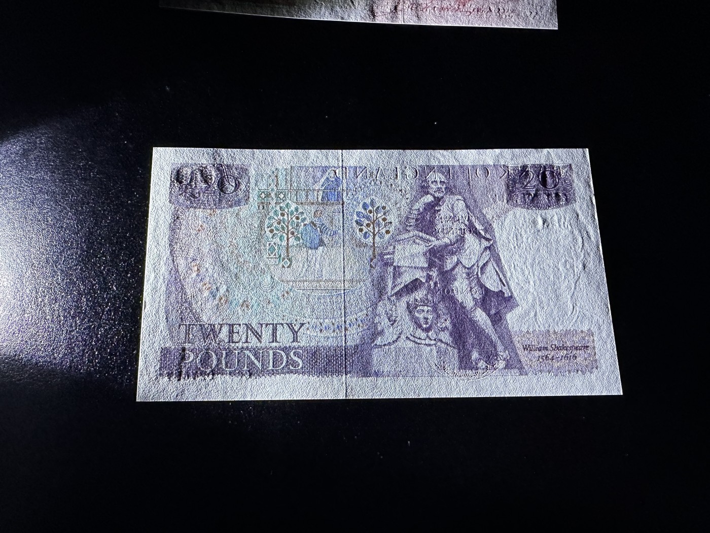 《外钞收藏家》第三百三十六期 英国D序列20镑 全新UNC 女王水印