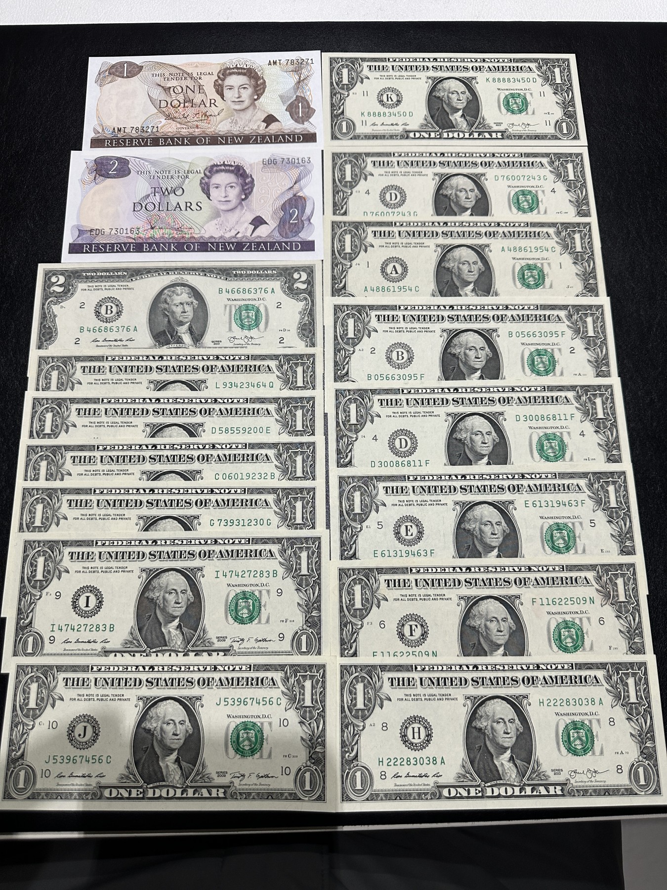 《外钞收藏家》第三百三十六期 新西兰两张+1美元12局+另外3张美元 一共17张 2美元有折 有几个有潮 其他全新