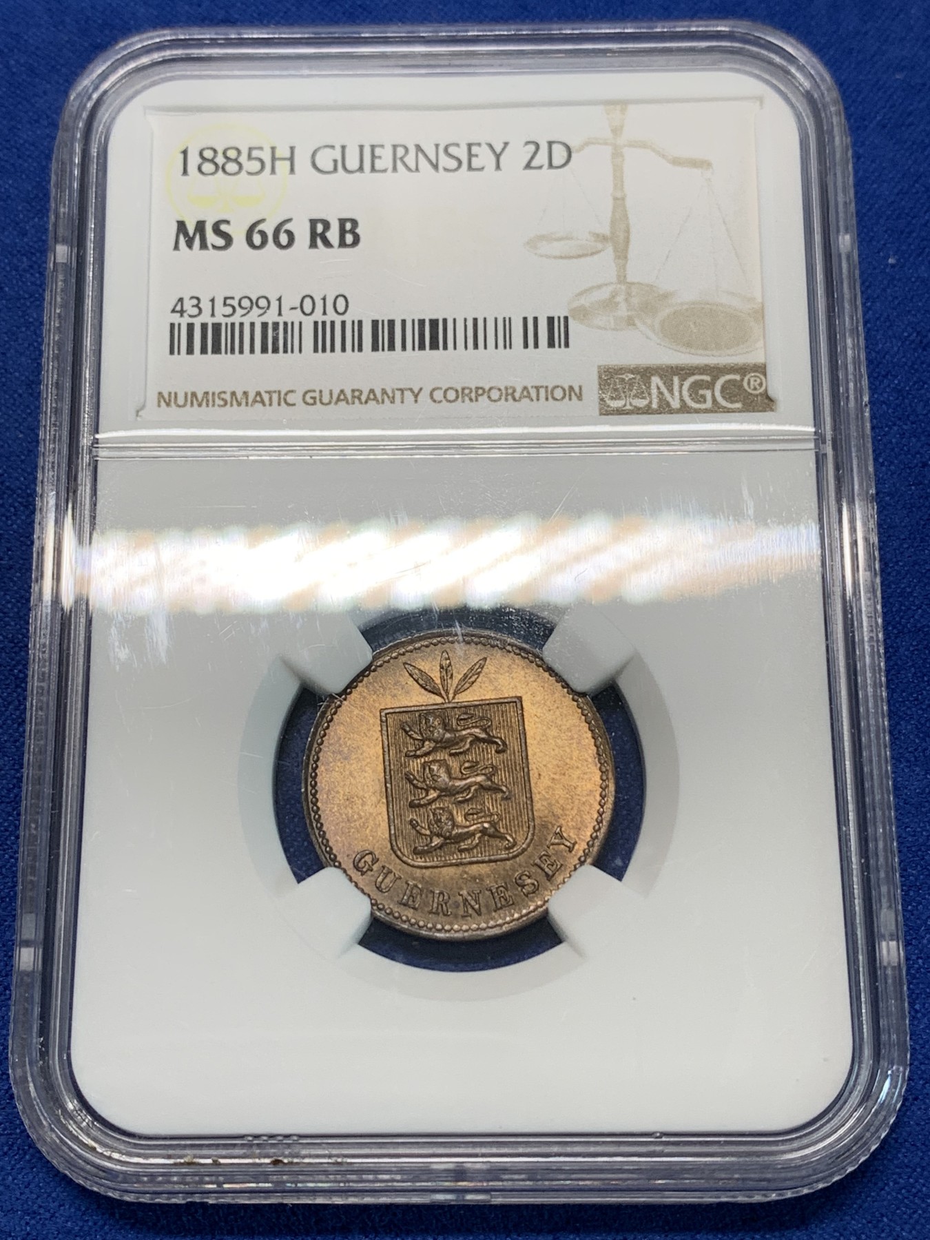 《竞宝斋》第240场-周日，周一 年终尾场 (全场包邮) NGC MS66RB 1885年根西喜顿厂【H厂】3叶雄狮版2道布极高分铜币