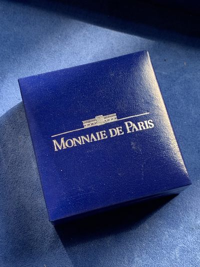 《竞宝斋》第239场-周日，周一 年终拍场 (全场包邮) 法国2002年雨果著名悲惨世界加图什彩色银币 带盒