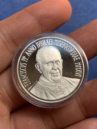 《竞宝斋》第239场-周日，周一 年终拍场 (全场包邮) 梵蒂冈2016年-教宗本笃十六世（天使降临）精制纪念币-5欧（发行量5500枚） 盒证齐全 18g 32mm 925银