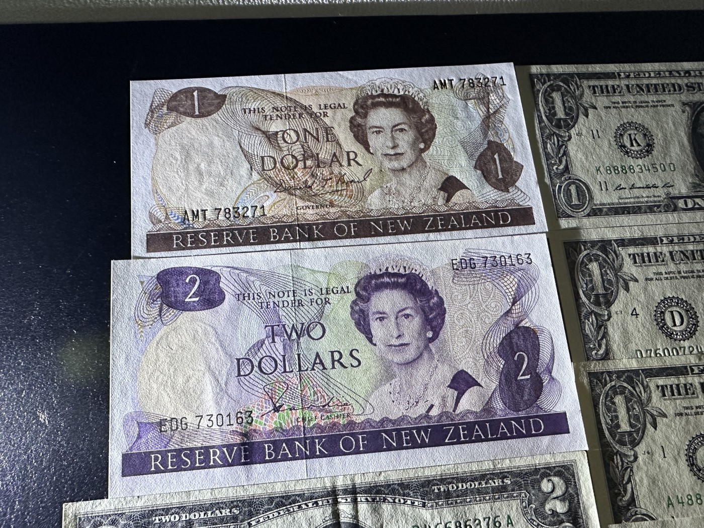 《外钞收藏家》第三百三十六期 新西兰两张+1美元12局+另外3张美元 一共17张 2美元有折 有几个有潮 其他全新