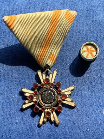 《竞宝斋》第239场-周日，周一 年终拍场 (全场包邮) 日本勋六等瑞宝章一枚，银制，原盒漂亮，整体完整，细节见图