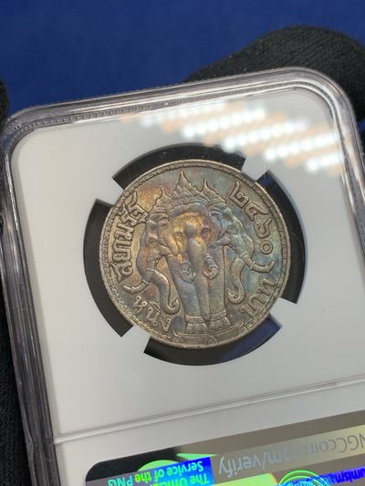 《竞宝斋》第239场-周日，周一 年终拍场 (全场包邮) NGC-AU58 1917年泰国拉玛六世1泰铢银币，拉玛六世（1910-1925年在位）面值1泰铢泰国大象银币，原汁原味极美五彩老包浆，包浆醇厚，状态极佳。严重低评，状态和品质绝对不输MS级。