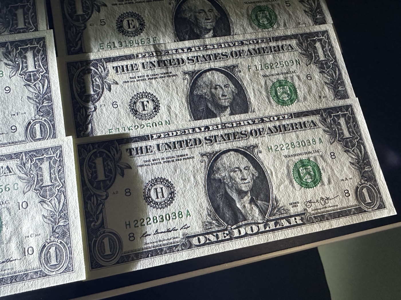 《外钞收藏家》第三百三十六期 新西兰两张+1美元12局+另外3张美元 一共17张 2美元有折 有几个有潮 其他全新