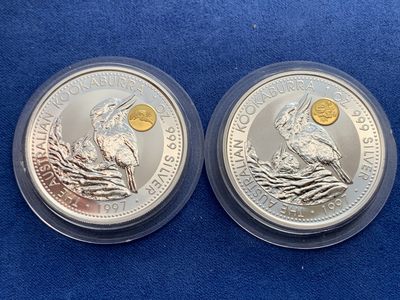 《竞宝斋》第239场-周日，周一 年终拍场 (全场包邮) 两枚一组 澳大利亚1997翠鸟镶金银币一对（镶金龙+镶金凤） 红蓝盒子别具一格