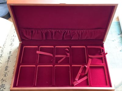 《竞宝斋》第239场-周日，周一 年终拍场 (全场包邮) 原熊猫评级礼盒 空盒 实木盒子+丝绒缎内衬垫 可放十枚评级币