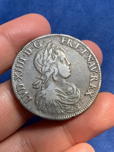 《竞宝斋》第239场-周日，周一 年终拍场 (全场包邮) 法国路易十四1645年孩版埃居大银 通体黑包浆 打制深邃 细节见图 21.43克 有偷银