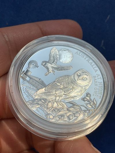 《竞宝斋》第239场-周日，周一 年终拍场 (全场包邮) 纽埃2022年-澳大利亚夜间系列5-谷仓猫头鹰钌化精制银币-1澳元（发行量1000枚） 盒证齐全 1盎司999银 38.61mm