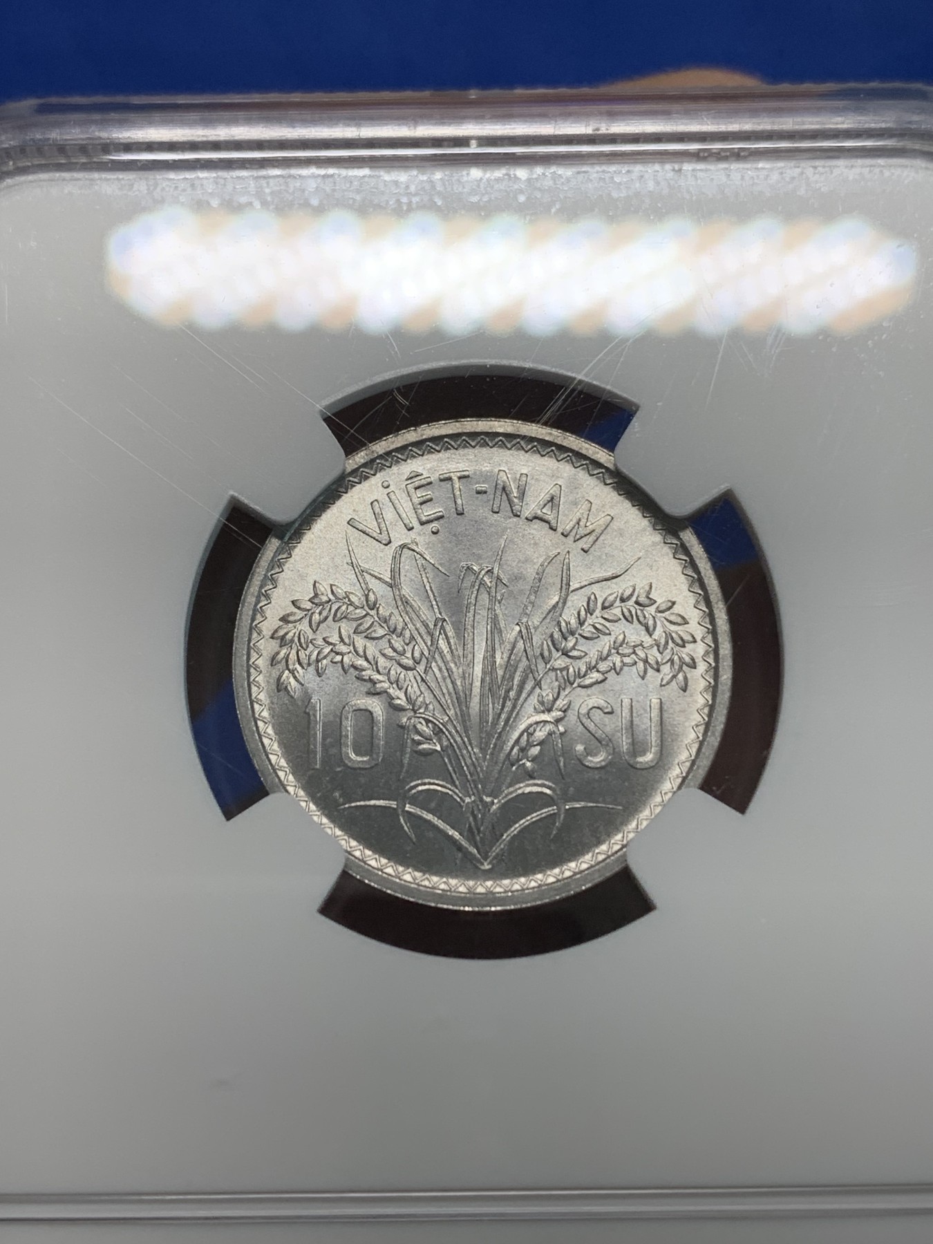 《竞宝斋》第240场-周日，周一 年终尾场 (全场包邮) NGC MS66 越南1953年三姐妹10苏，狂野高分可收藏！