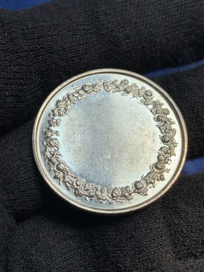 《竞宝斋》第239场-周日，周一 年终拍场 (全场包邮) 法国结婚纪念银章 直径：31.7毫米  重量：14.2克 边铭：手指+银标