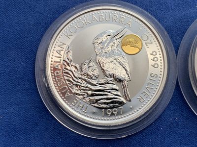 《竞宝斋》第239场-周日，周一 年终拍场 (全场包邮) 两枚一组 澳大利亚1997翠鸟镶金银币一对（镶金龙+镶金凤） 红蓝盒子别具一格