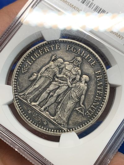 《竞宝斋》第239场-周日，周一 年终拍场 (全场包邮) NGC AU 法国1871A三叉戟公社大力神5法郎银币，细节全在，老包浆原味好品，Date espacée 罕见间隔年份小版别（7-1间隔更大），属于大力神系列名誉珍品，发行仅72天，于法国临时政府期间。A厂巴黎铸造，厂标三叉戟。好品轻松过万