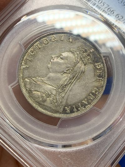 《竞宝斋》第239场-周日，周一 年终拍场 (全场包邮) NGC MS62 英国1887年维多利亚1佛洛林银币 传世五彩包浆 低评 值得入手